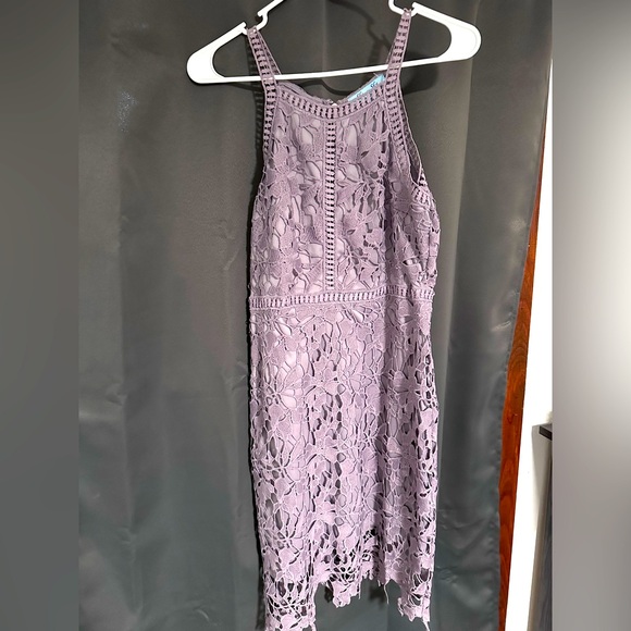 Lilac colored lace bodycon style dress - Picture 2 of 5
